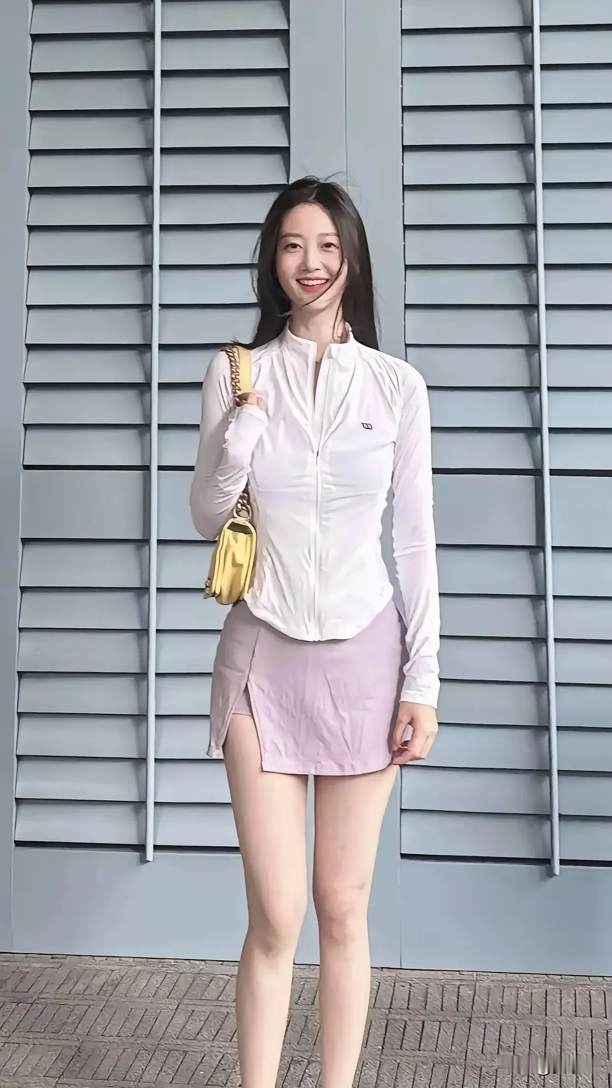 这位小姐姐穿着运动风，笑容甜美。 美女