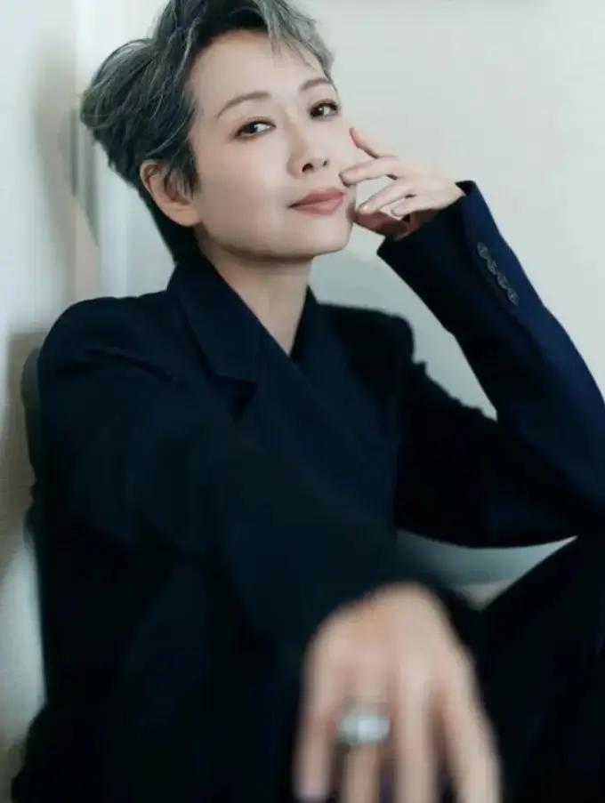 在香港演艺圈的璀璨星河中，叶童无疑是最为独特的明星。
 
她的人生轨迹充满戏剧性，从默默无闻的模特到金像奖影后，她的故事早已为人熟知。
 
但是，较少人知道的是，在这光鲜亮丽的成功背后，还隐藏着一段与亲人疏离的往事。
 
记者把话筒又往前递了半寸。叶童看着镜头，脸上没什么表情。
 
“你哥哥最近被拍