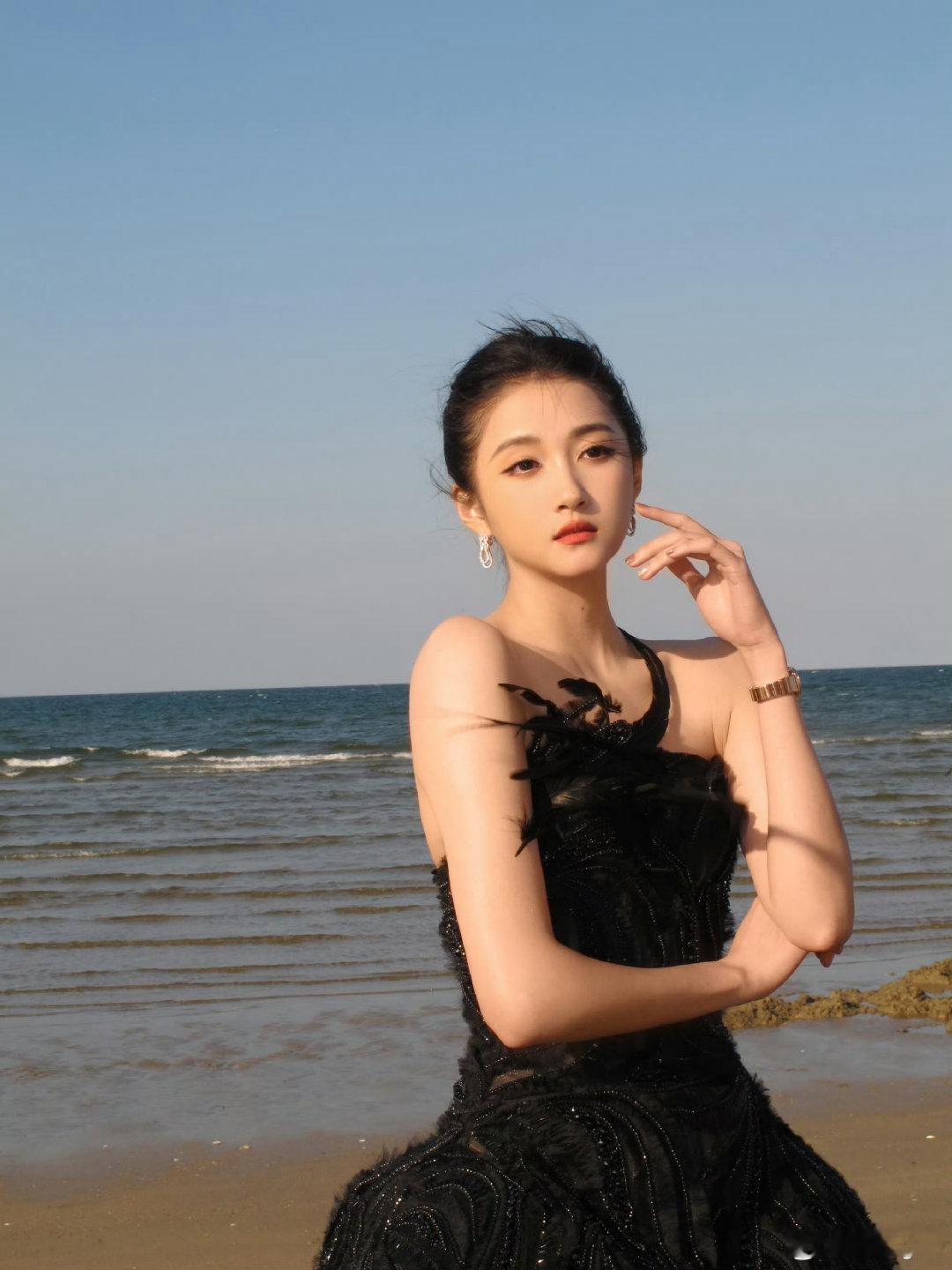 #关晓彤ES高定国内首穿#[心]#关晓彤 暗夜黑天鹅# [打call]

我们晓彤好美好美，恭喜es小公主解锁2026秋冬高定首穿！

期待今晚收获好成绩！
#闫妮关晓彤转圈让c位# 

​