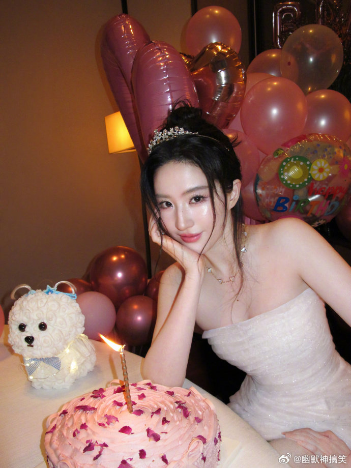 #刘亦菲皇冠加身像童话公主#生日派对的刘亦菲美得格外夺目，精致皇冠点缀发型，一身纯白抹胸礼裙干净清丽。满眼都是粉色气球与生日相关布置，烘托出温柔浪漫氛围。镜头记录下多样瞬间，眉眼柔和气质华贵，每一帧都拥有童话公主般的氛围感 ​