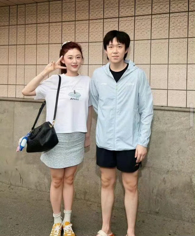 王楚钦与师母合影背手站得笔直，牵起教练女儿却满脸温柔，这教养细节谁看了不点赞？ ​