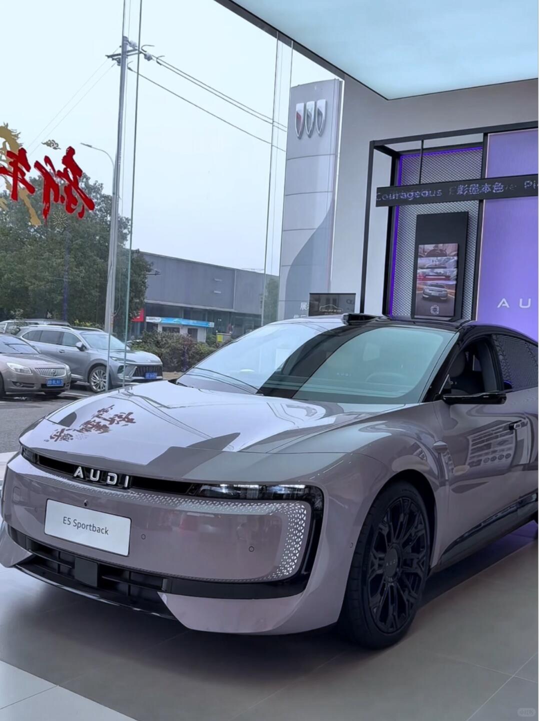试驾奥迪 E5：设计与操控细节
本次试驾车由 4S 店提供，重点放在外观细节与弯道操控上，想验证这台溜背轿跑除了颜值，开起来是否同样有乐趣。
静态部分把车停在路边细看，细节值得玩味。溜背与车身比例协调，尾部处理干练，贯穿式尾灯点亮后辨识度高，隐藏式门把手靠近时自动弹出，仪式感和实用性兼顾。车内同样用
