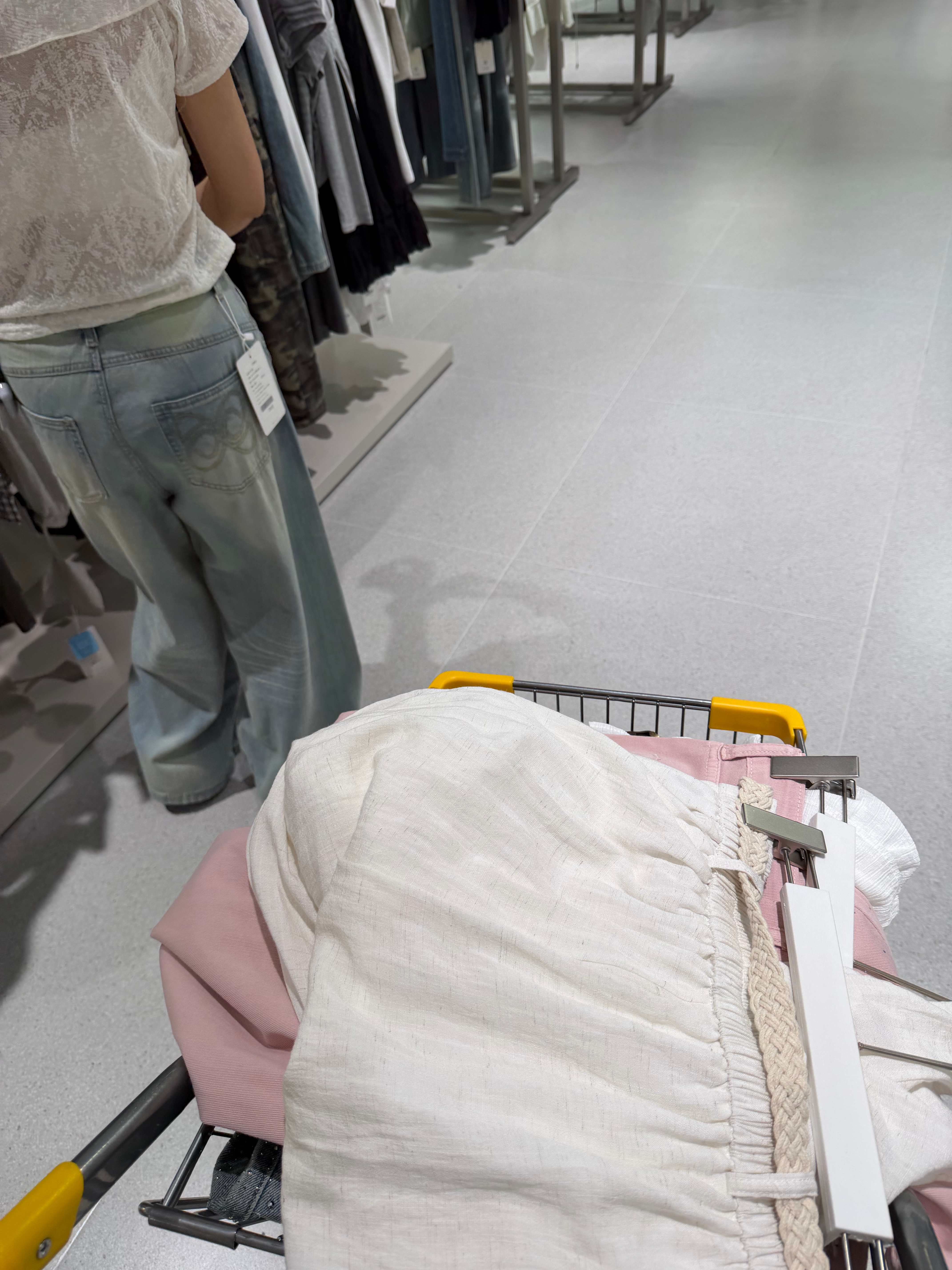 出门，陪女人买衣服了 ​​​
