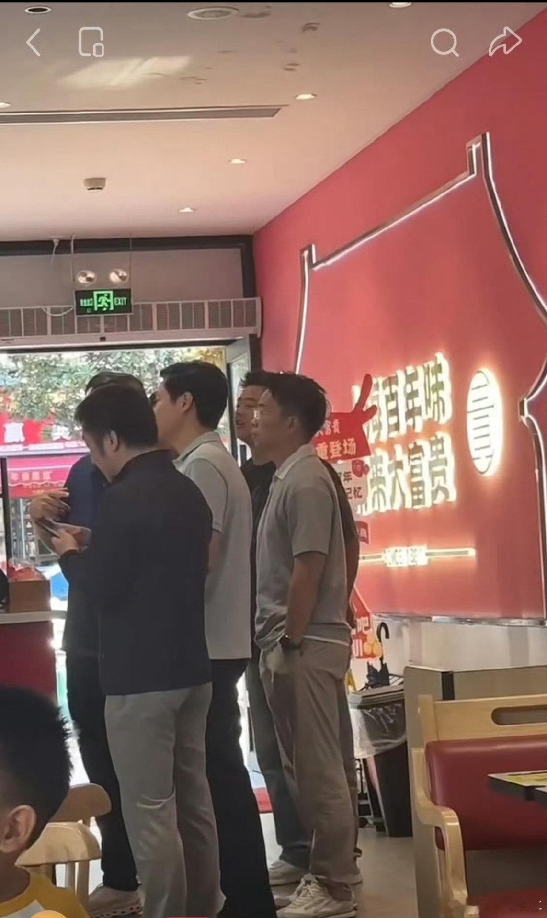 #雷军上海吃早餐被偶遇#
这次接地气多了，
没有专业的摄像团队了，
也没有武汉那小女孩的真诚发言了 ​