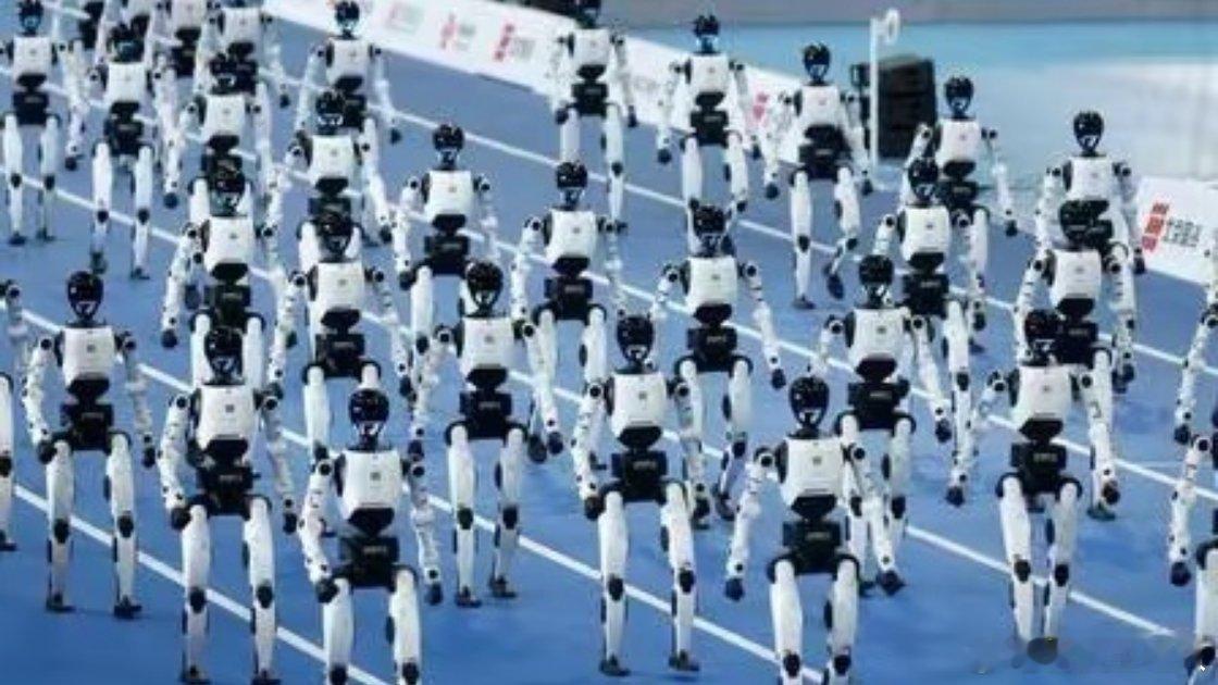 #中国千台机器人一起亮相##迎面走来的是中国机器人方队##世界人形机器人运动会开幕#
未来感直接拉满！世界人形机器人运动会开幕式，机器人方阵整齐列队入场，步调高度统一。
 
一台台人形机器人迈着整齐步伐依次走过，仿佛科幻电影照进现实，场面十分震撼。
见证国产机器人快速成长，这一幕你被震撼到 ​