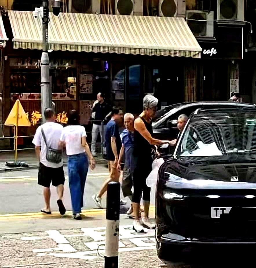 身价56亿的周润发，71岁头发全白背也佝偻着，独自钻进九龙城街边腊味店买几十块钱的叉烧
 

没保镖开道也没助理提包，眼巴巴等着老板切肉装袋，活脱脱就是个提着环保袋遛弯的普通大爷
 

不少网友看他老婆没陪在身边，又无儿无女，开始泛滥起同情心，觉得一代巨星晚景形单影只太凄凉
 

月薪几千的打工人去