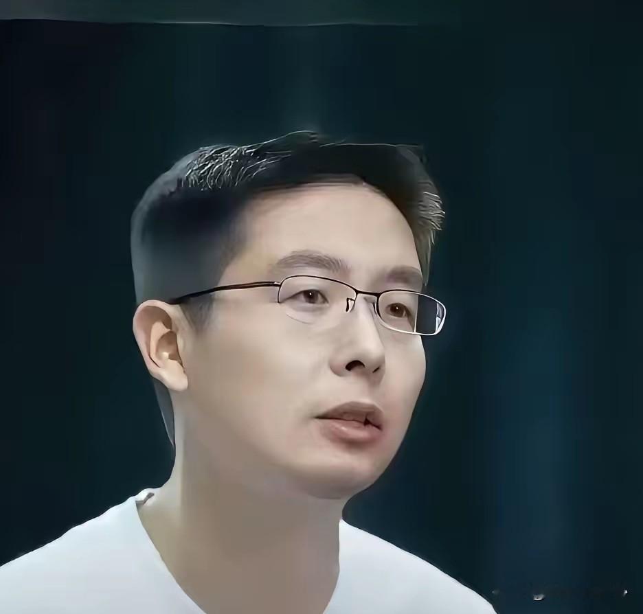 同样是国内顶尖的科技创业者，梁文锋和王兴兴走出的两条路，反差真的让人心里五味杂陈。一个死磕国产底层技术硬刚封锁，一个风口之上交出核心命脉，格局和底线高下立见。
 
现在国内高端科技行业的处境，所有人都心知肚明，外部全方位封锁、技术围追堵截，就是不想让我们掌握核心自主技术。Deepseek的梁文锋，从