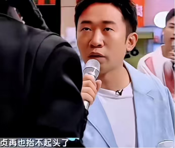 杨紫：“讲一个能把我逗笑的笑话。”

杨迪：“许仙买了一顶帽子送给白素贞，为什么白素贞再也抬不起头了？”

何老师：“因为他送她的是……”

接着何老师专门用口型提醒杨紫答案，

杨紫：“鸭舌帽？为啥？”

杨迪：“一点也不好笑，甚至听不懂。”

哈哈哈~

杨紫一句话不仅逗得在场所有人笑了，

也