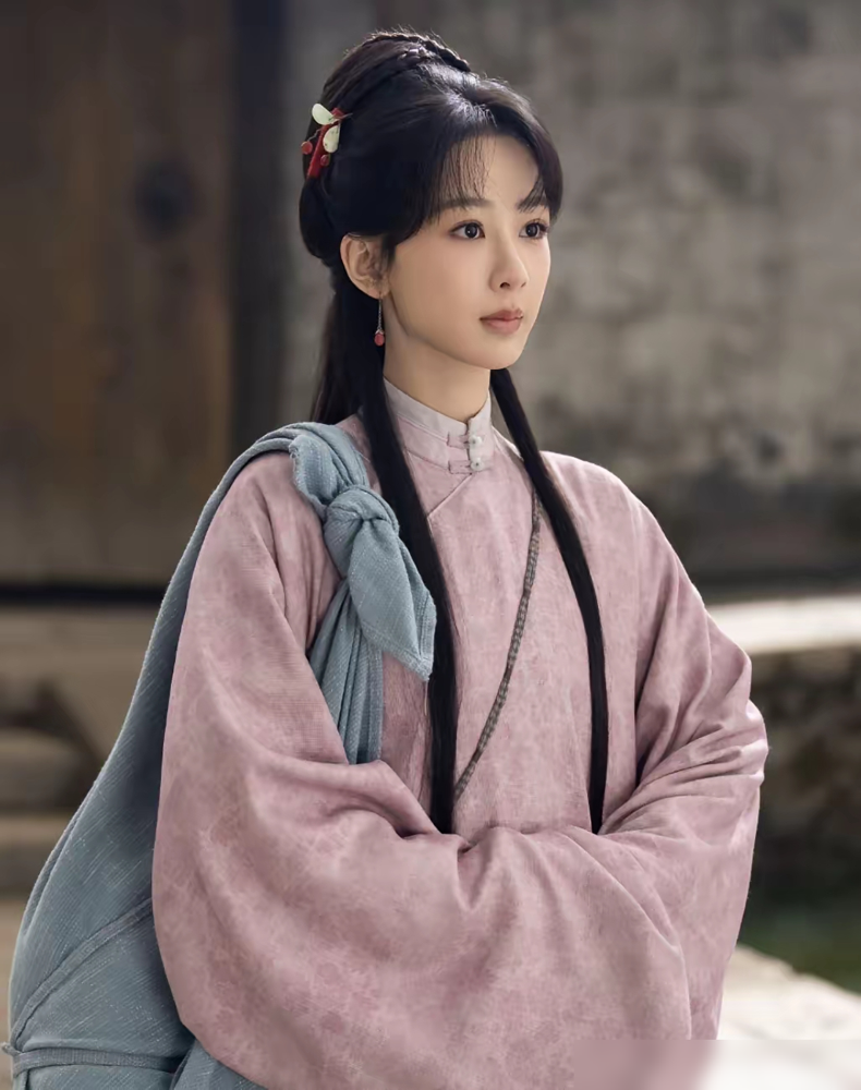 杨紫这是彻底不演古偶了？业内消息，连《兰香如故》这种大IP都推了，转头扎进《家业》搞徽墨商战。
圈里人早看明白了，她现在的路子就一条：青衣。偶像剧基本从片单里划掉，全是年代、现实、大女主。2022年就进了《县委大院》，现在拿《家业》当跳板，直接跳出古偶框架。
有人说她疯，放着稳赚的流量不要。可你