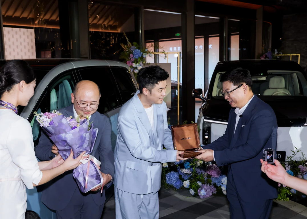 #在上海看到了内娱熟人# 黄浦江畔大咖云集！贾乃亮、陈赫现身尊界交付现场，还有多位实业企业家一同到场。现场不同车主的选车故事格外有意思：陈赫凭借老车主的优质使用体验选择增购尊界V800，袁弘张歆艺夫妇将这台车赋予家庭纪念的意义，贾乃亮早在发布会阶段就已经下定，老车主、家庭用户、跨领域企 ​