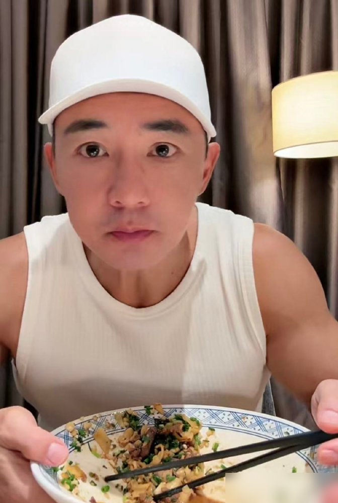 周杰伦一句被淘汰就回来帮我唱演唱会，刘畊宏真被淘汰了。
三天后，南京演唱会，俩人在台上合唱《淘汰》。周杰伦当场笑他：本来报备你没档期，结果前面几天就被淘汰了。还要求导播给胸肌特写，自嘲是看着刘教练胸肌长大的。
台上打闹，台下全在刷神仙友情。入行三十多年头一回被淘汰的刘畊宏，淘汰当晚就收到周杰伦的