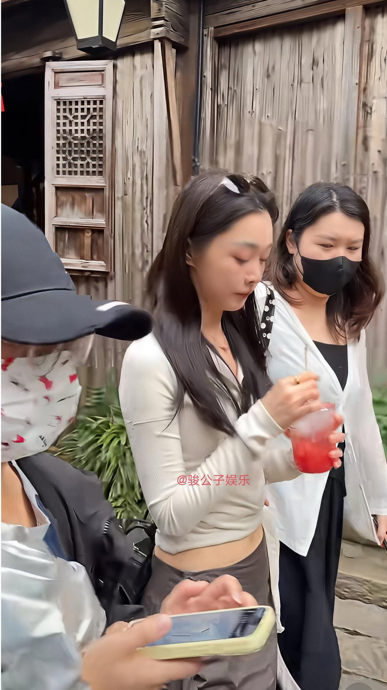 36岁宋轶现身乌镇西栅游玩被偶遇！浅色系上衣配深棕长裙加黑长靴，休闲而时尚，身材纤瘦，化着淡妆，皮肤白皙，少女感满满！