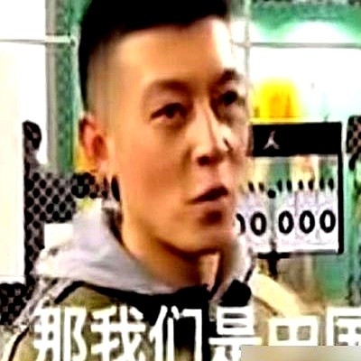 45岁陈冠希在马来西亚复出，连中文台词都得靠英文拼音标着练。

搭档黄秋生透了底。吉隆坡片场外粉丝堵着要合影，他头一回拒了，第二回还是答应下来。网上传的生图里他胡子拉碴，满网都在嘲他不复当年。面对争议他本人没躲，直言就是回来试试，看自己还适不适合拍戏。

曾经红透半边天，现在愿意顶着群嘲拉下脸重头试