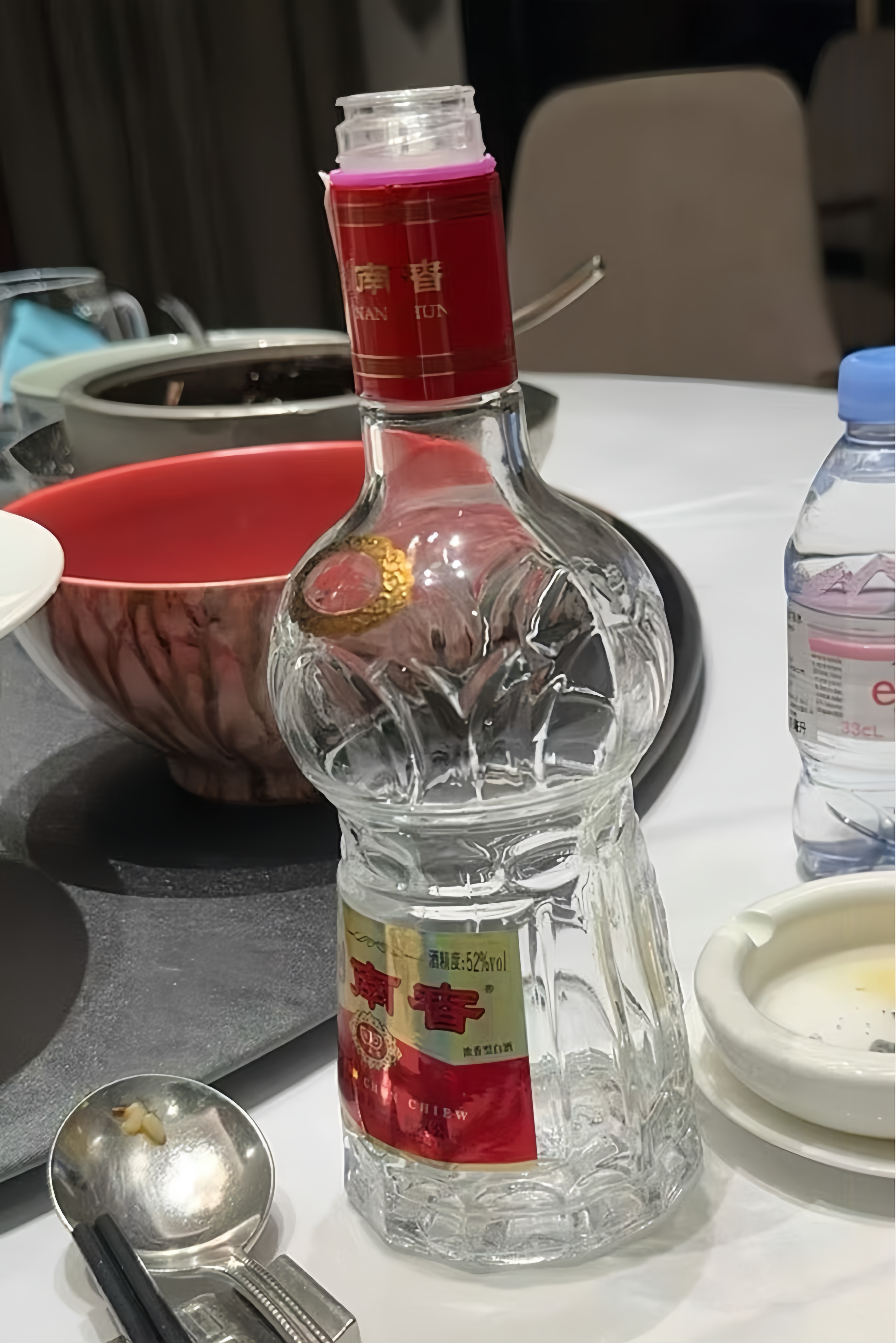 #家国共团圆 举杯剑南春##不一样的团圆宴 一样都喝水晶剑#  🏮 双节同庆！剑南春配满桌硬菜，这才是中秋国庆的正确打开方式！🇨🇳🥮

今年的中秋和国庆撞了个满怀，这简直就是超级黄金周啊！🎉 这种普天同庆的好日子要是没有一场酣畅淋漓的聚会、没有一顿丰盛的团圆饭那简直是对假期 ​