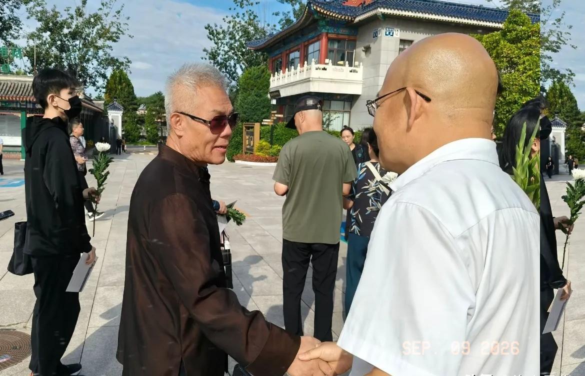 37岁龚爽离世：丈夫静默目送，父亲崩溃痛哭
 
2026年9月9日，青年歌唱家龚爽的告别仪式在北京八宝山举行。年仅37岁的她骤然落幕，整场送别安静克制，却藏着最戳人心的悲伤。
 
灵堂白花环绕，屏幕循环播放着她明媚耀眼的舞台片段。丈夫何嘉炜亲自挑选遗照，全程沉默隐忍。棺木送往火化时，他静静跟随、伫立