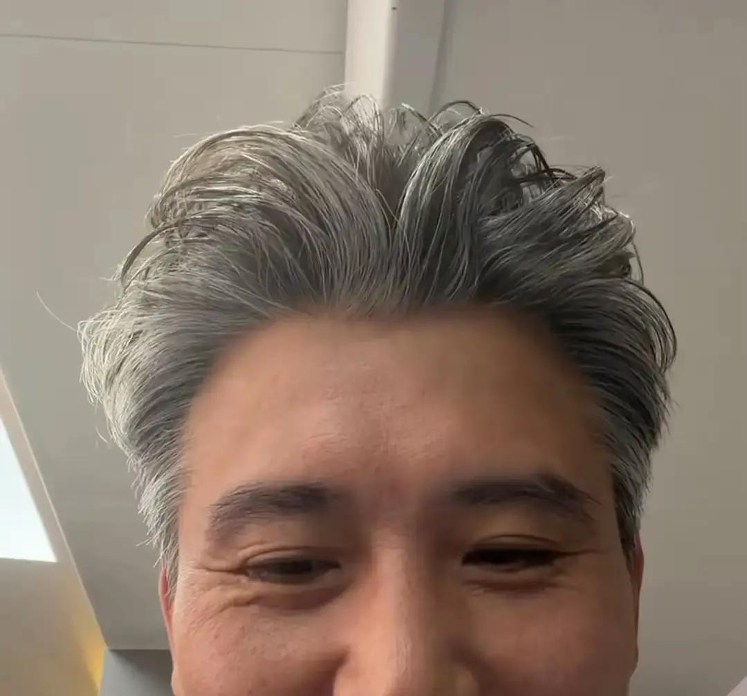 李乃文最近在综艺圈的出镜率实在有点反常，从早年连连摆手婉拒真人秀，到现在被陈赫拉进《五哈》后彻底玩脱

一开始看他频频上节目，不少人还以为这老哥哥是遇上什么坎儿，急着捞快钱还房贷

其实真相挺让人哭笑不得，这事儿跟缺钱没半毛钱关系，纯粹是他自己彻底玩上头了

想当年那些节目组排着队找他，他可是端着实
