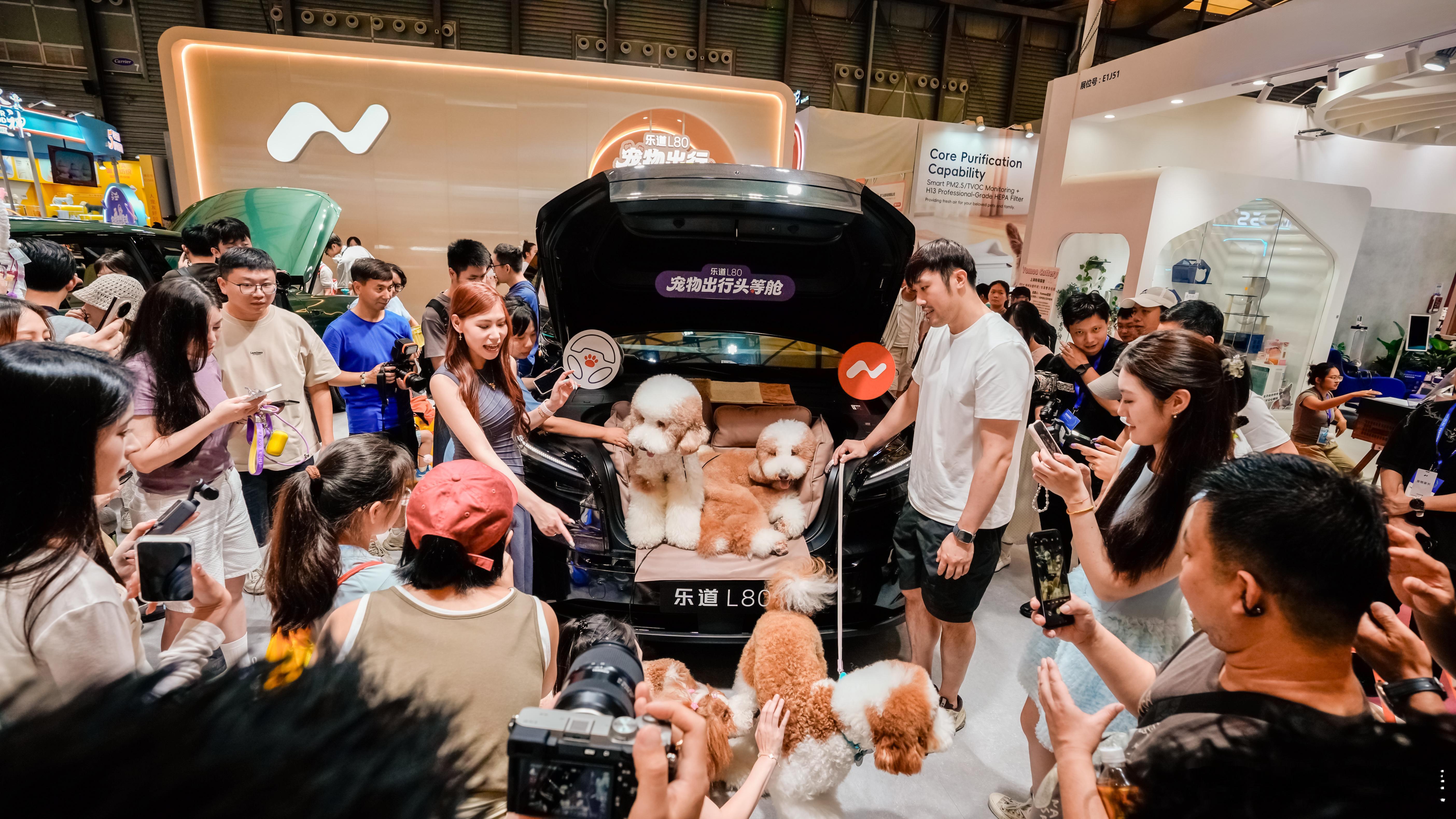 有小伙伴今天去了亚宠展吗？五只明星巨贵还有很多宠物明星都来乐道展台了。
我认为L80特别适合多宠家庭，前后双舱和双下沉空间，前备舱和下沉空间放行李、狗狗用品，后备舱就是狗狗的超大头等舱，家长和毛孩子都舒适。超大的L80，欢迎更多毛孩子“测评”！[摸鱼撸猫]
#携宠出行就选乐道l80# ​
