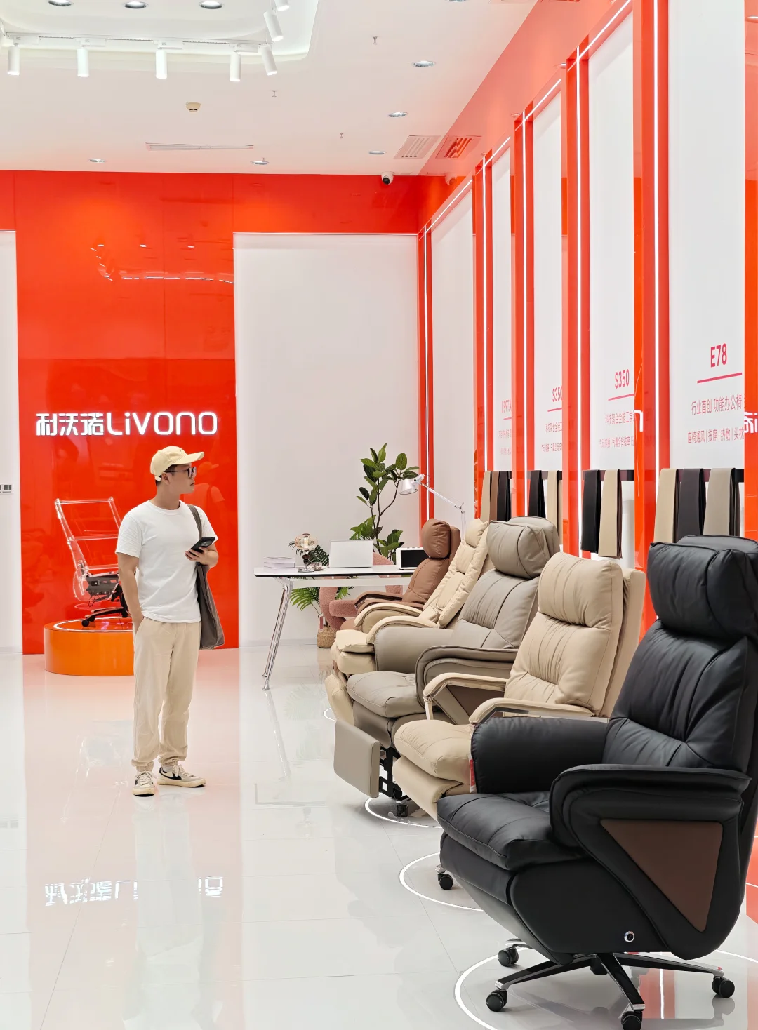 这老板椅，试坐了一下，舒服到差点睡着😴