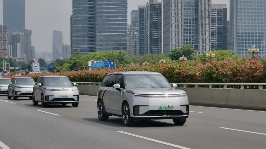 小鹏Robotaxi正式定名"小鹏悠游"，英文名XPENG YOYO。"悠"是悠
