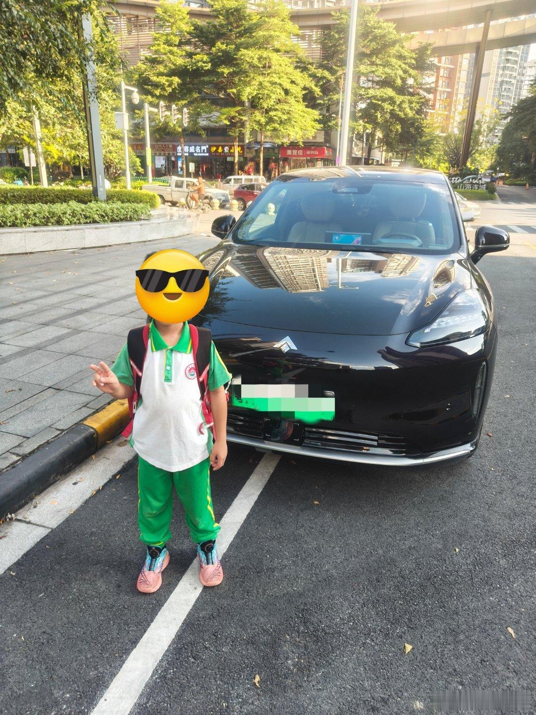 今早闹钟准点响起，把暑假的懒意全扫走。转眼娃就从二年级蹦到三年级，这一路全是昊铂HT陪着。送他到校门口，背着新书包的小身影往校门跑，我靠在车边按下快门。放学接他时，他举着新发的课本在后排叽叽喳喳，车内暖光裹着细碎笑声，昊铂HT稳稳接住了新学期的第一份温馨日常。
#好友玩昊车 ##广汽昊铂# ​