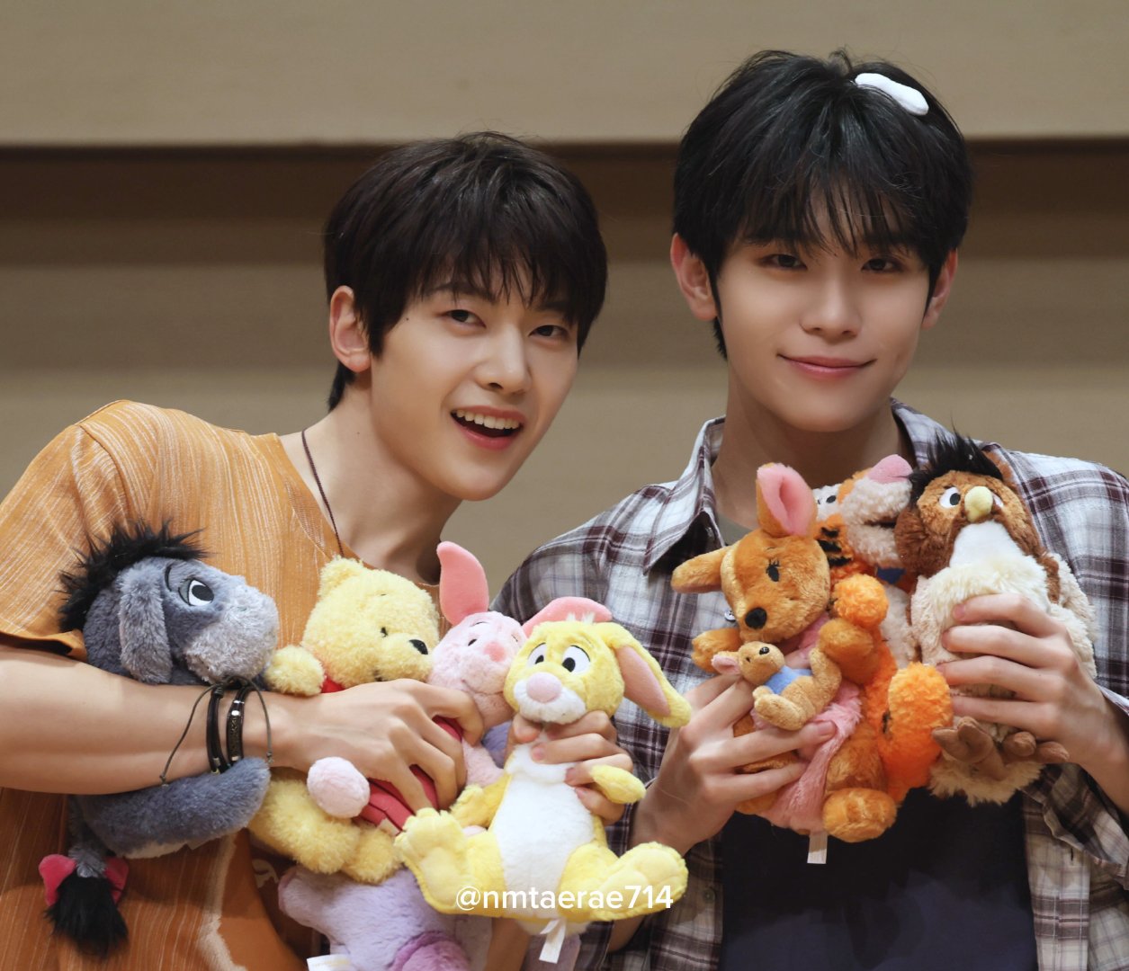 #石来运转[超话]#  260825 索尼日本活动day3签售

©️nmtaerae714 ​