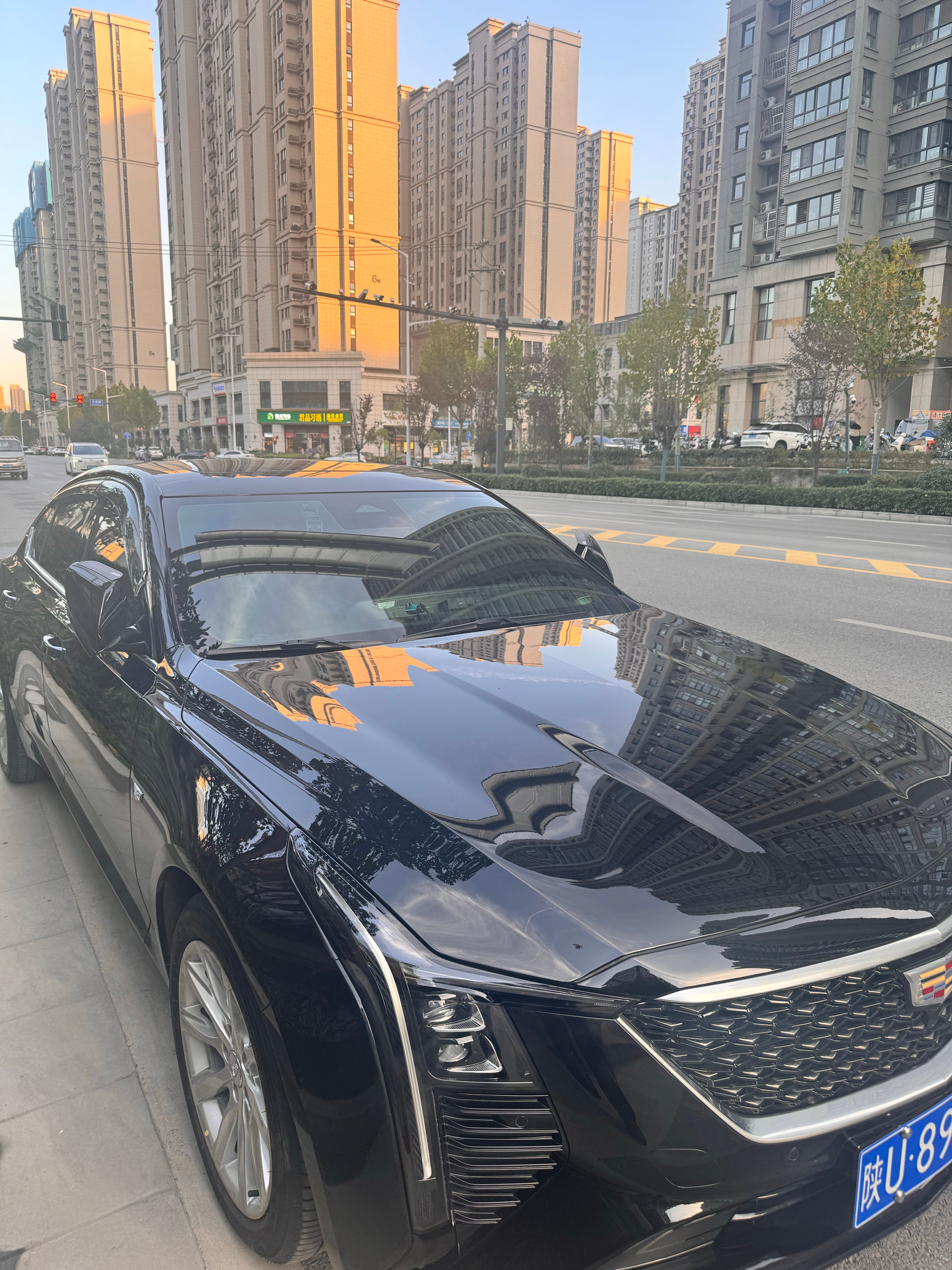 提车整一年，里程表跳到 15000km。

说说这台 CT5 陪我走过的真实感受：

✅ 颜值依旧能打。钻石切割+溜背+直列泪眼，停哪儿都有人回头，洗完车最爱多站两分钟。

✅ 操控是灵魂。后驱+50:50+10AT，变线过弯底盘贴地，方向盘指哪打哪，开久了还是上头。
曾开过3系  A6  都没有仁王盾底盘硬

✅ 高速是 ​