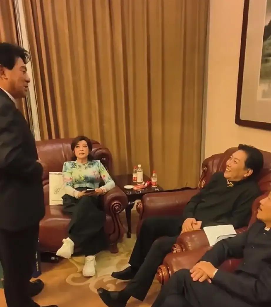 谁能想到都过了古稀之年，当年迷倒一片人的老帅哥同框，状态差距居然能这么扎眼。
晚会后台这几位老熟人一碰头，真是一眼就能瞧出谁被岁月狠狠偏爱了。
唐国强往那儿一站，背挺得笔直，满脸温和周正，不得不服气，有人真就是踏踏实实帅了一辈子。
当年春晚里浓眉大眼的朱时茂，年轻时也是公认的俊朗小生，可如今跟