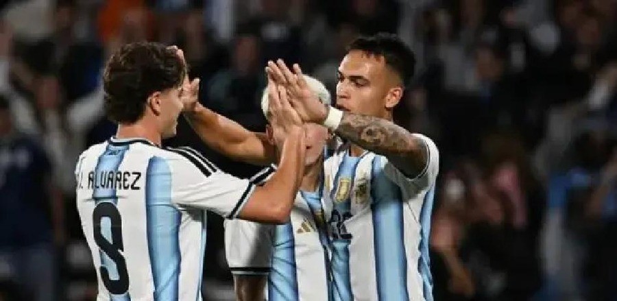 梅西不在照样7-0！阿根廷半场灌5球19岁新星首球，3天后他却要永远说再见了
布基纳法索的球员赛前8小时才落地布宜诺斯艾利斯，而纪念碑球场的记分牌在36分钟就已经翻到了5比0。这不是一场热身赛，这是一场没有训练课的公开处刑。
上半场就是一场单方面碾压
比赛第4分钟劳塔罗点球被扑后补射入网，第8分钟对