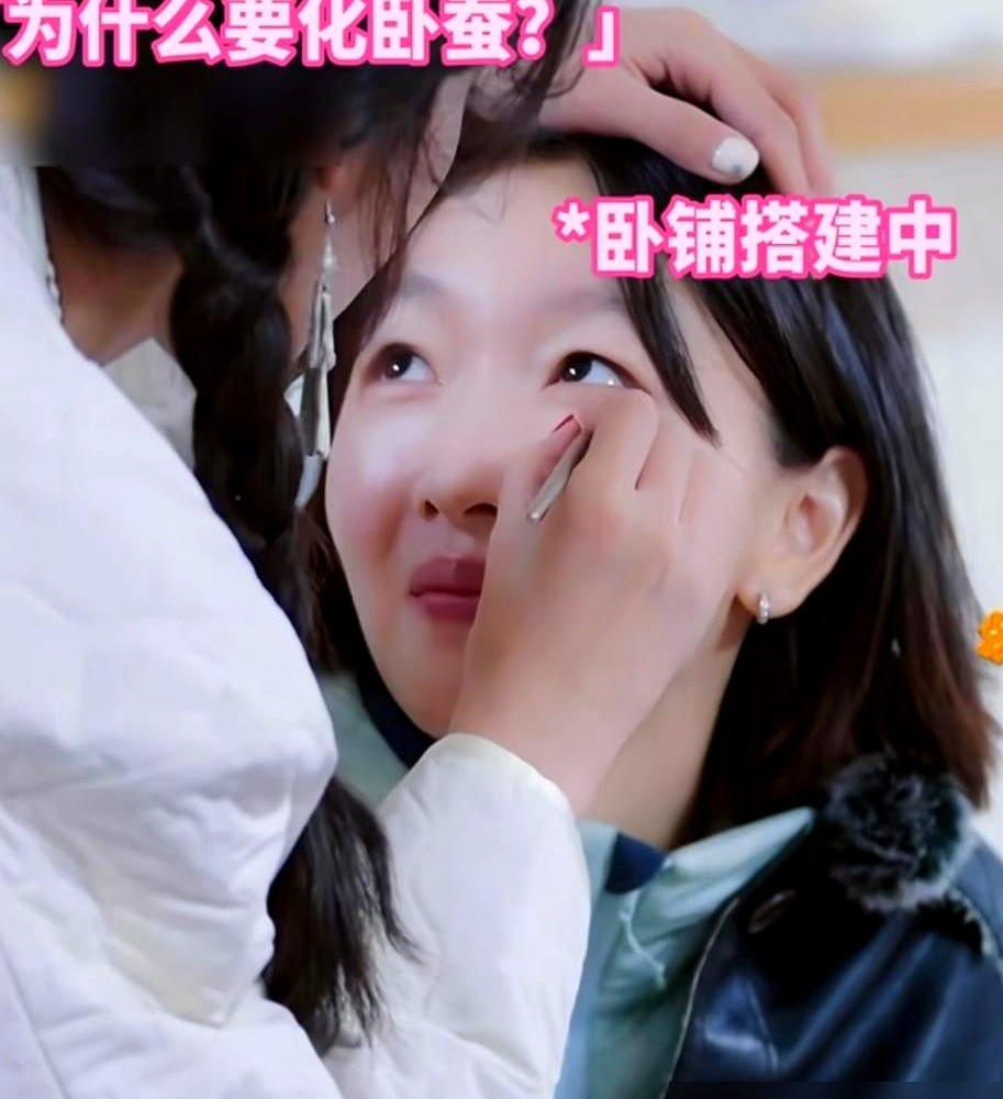 吴君如指着周冬雨的脸当众开麦：你这卧蚕，像拿胶水粘了两条肉虫子！

换别人早甩脸子了，周冬雨却捂着肚子，直接笑得蹲在地上起不来。

敢这么当众拆台还没被记恨，全仗着背后那层铁关系。吴君如老公陈可辛，一手把周冬雨捧上影后宝座，从七月与安生到少年的你，全是陈家班砸的资源。

在片场陈可辛纵容她随便改台词