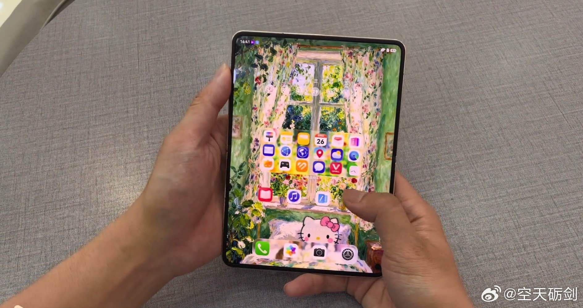 #iPhoneDuo开售多款应用适配仍未解决#刷到博主测iPhone Duo的微信，双开没有，平板模式也没有，展开后还是手机版放大，打开键盘后黑边挺明显。15999的首发机，微信这种高频App没适配好，日常确实会别扭。华为Pura X Max这边，鸿蒙应用能灵活适配不同屏幕形态，内外屏交互保持一致，分屏也能同时呈现社 ​