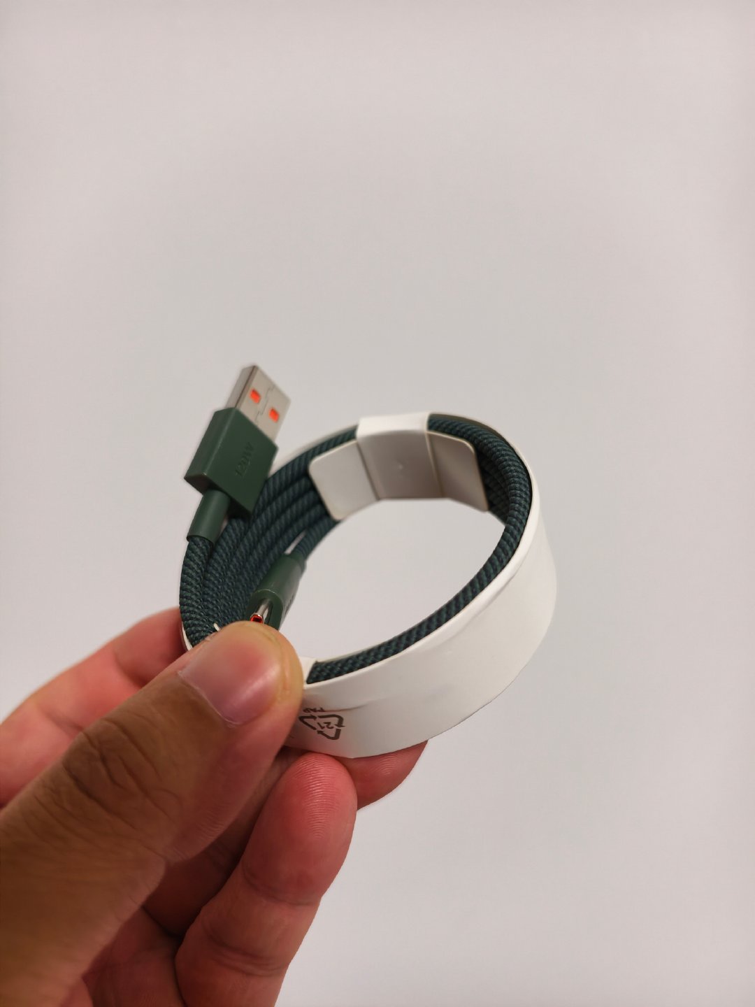 给我妈的 Redmi 手机买了一条小米数据线支持快充，不得不说小米这 29 块钱的数据线包装是真不错啊，堪比苹果的包装了#科技先锋官# ​