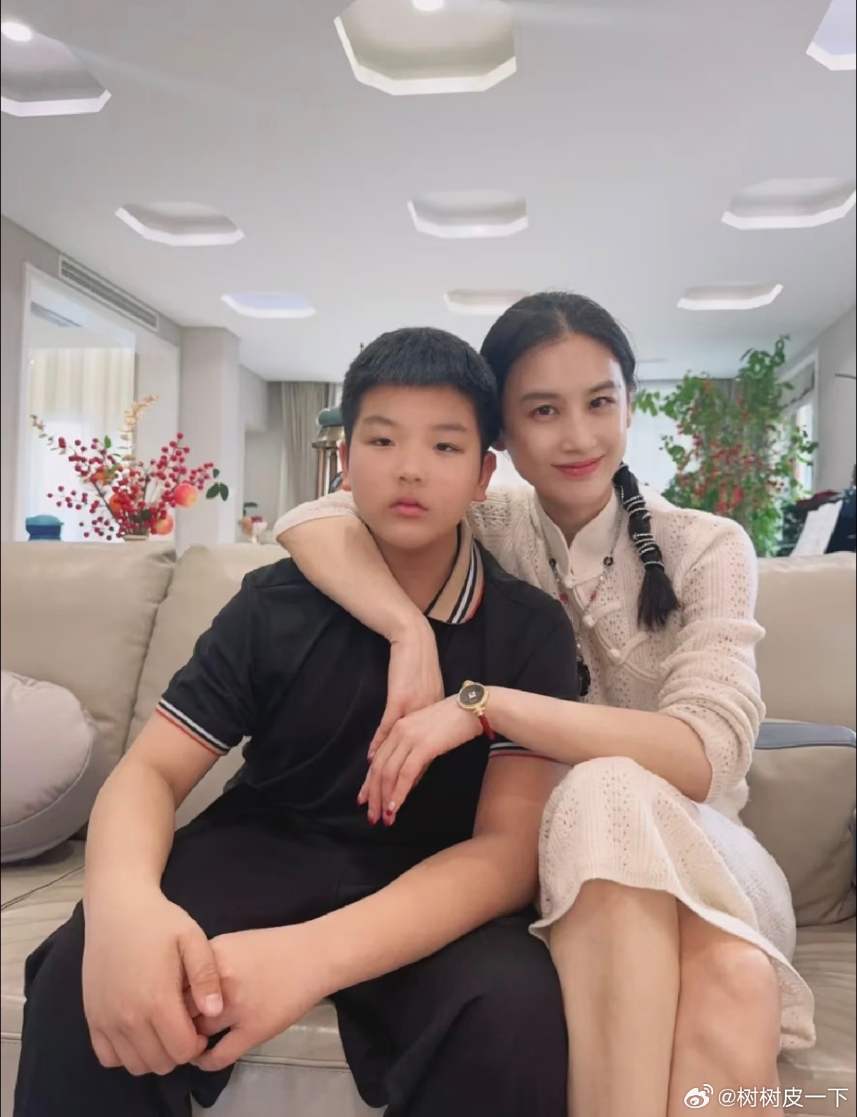 杨子在直播中分享，14岁的儿子安迪5个月减重50斤，被杨子夸成偶像和榜样，还说没见过他叛逆。   一、安迪减重前后的体型变化- 此前状态：2026年9月，9岁的安迪露面时体型发福、肤色变黑，和小时候差