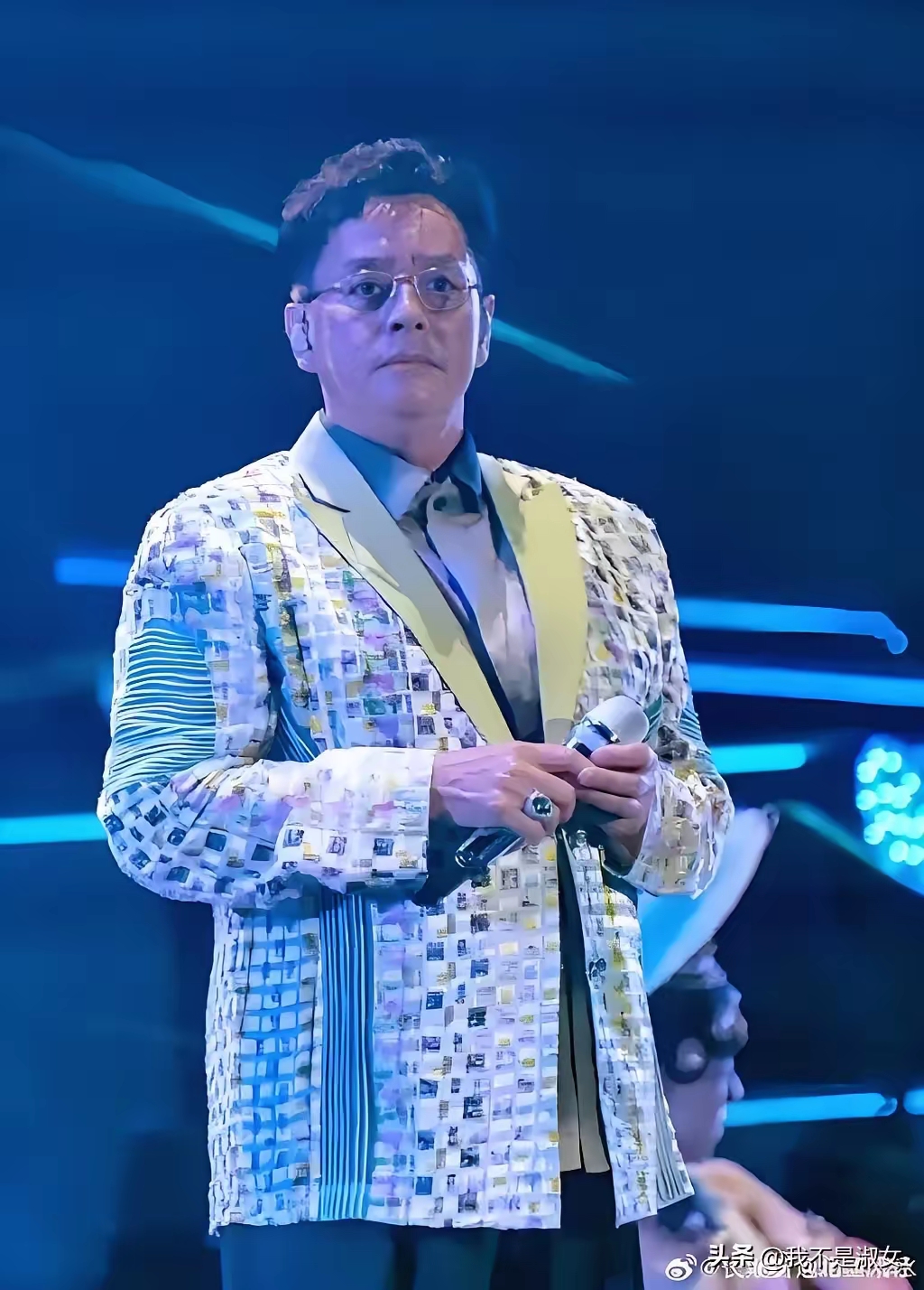 李克勤这一生中，遇到过最大的贵人了。19岁李克勤翻唱谭咏麟的歌曲出道，被对方看好视作接班人，可乐坛高手云集，他发展屡屡受限。谭咏麟始终惜才，给舞台、动用资源扶持，促成左麟右李让他重回巅峰。娱乐圈锦上添花很常见，可雪中送炭的前辈却格外难得，那你觉得人生路上遇见这样的伯乐有多重要呢？