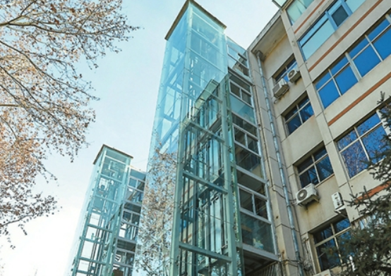 住建部：4楼及以上住宅要设置电梯（重要区分：只针对新建房子，老小区不强制） 
 
依据强制性国家标准《住宅项目规范》，新建住宅，4层及以上必须配置电梯，旧版标准是7层及以上才要求装电梯 。
 
一、政策核心要点
 
1. ✅ 适用对象：新建商品房、新建住宅
新建楼盘，只要楼栋4层及以上，设计建造阶段
