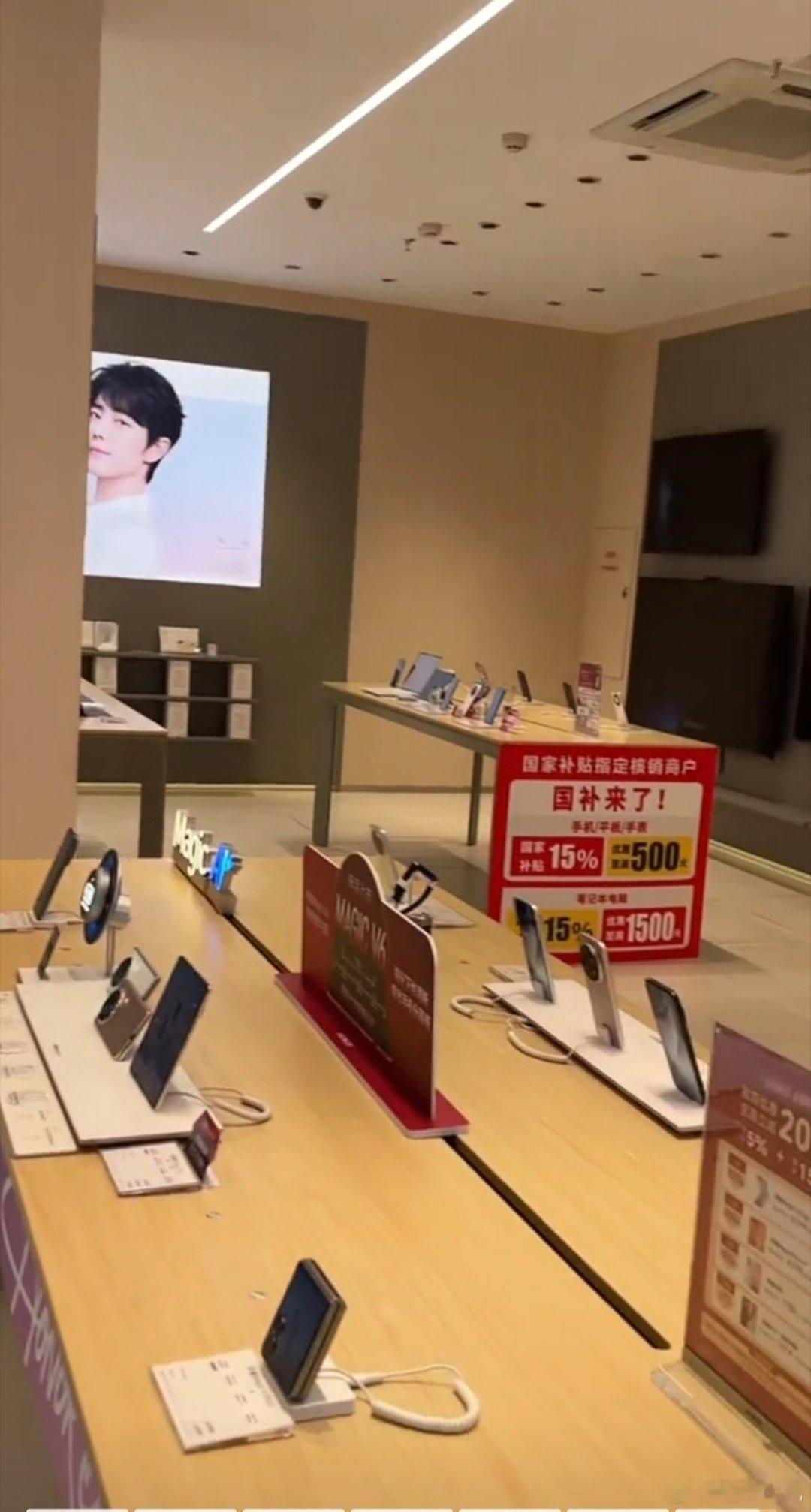 当店长不在店时 #荣耀robot phone# ​