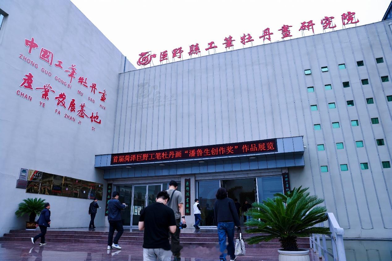 在菏泽逛上一天，同时经历“慢工细活”的东方雅致与“分秒必争”的工业狂飙。踏入尧舜牡丹产业园的盛世芳华馆，曹州刻瓷、牡丹面塑、骨雕与鲁锦纹样将花韵定格在指尖，漫步3A级景区的花海资源圃，再去研学区和直播间逛吃选购，惬意十足。

但转进车间，画风秒切高精尖模式。这家2011年创立、参与起草牡 ​