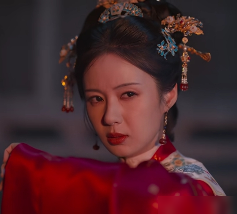 郑合惠子那个临死之笑，看得我后背发凉。
《兰香如故》第18集，她演的杜翠雀下毒败露，前一秒还假哭卖惨，被戳穿后眼神唰地就阴了。接着不装了，狂笑，笑得比哭还难看，把我不服三个字演到了骨子里。
有人说这段抢了主角风头。我倒觉得不是抢戏，是真戳心。她那句台词，我才干学识不输男子，可我能参加科举考状元吗