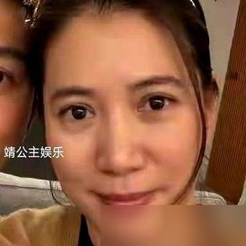 袁咏仪55岁生日，张智霖在旁边，她突然说了一句：过了50，我再也不想买包了。
全场安静。这话从她嘴里说出来，谁信啊。当年爱马仕堆满一屋子，全网都喊她买包狂魔。
但真到这把年纪，她变了。儿子19岁，从伦敦艺术大学退学，说要去搞音乐。袁咏仪第一反应是慌，想按着孩子把文凭拿了。张智霖却说，读万卷书不如