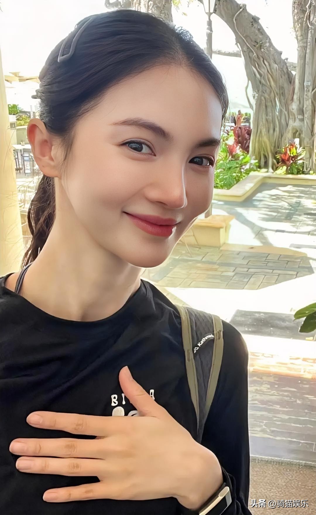 金晨交完学费。
学校转头就倒闭。
孟佳也收到通知。
同一所学校。
你说巧不巧？

金晨只上了两天课。
学费至今没退回。
孟佳同步收到倒闭通知。
两人同阶段游学。
还一起拍过vlog。
普通人选校会查点评。
会刷小红书避雷。
明星呢？
圈内朋友推荐。
经纪人口头确认。
一人说上次学得不错。
拉姐妹一起