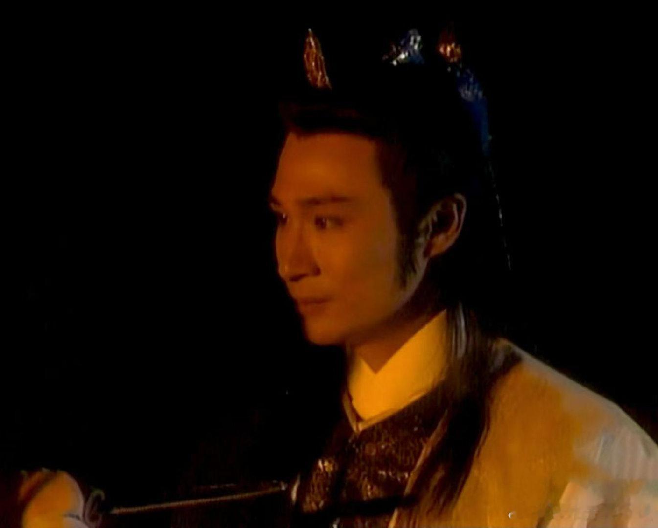 #吴镇宇[超话]# 
翻到了之前截的图。请大家一起来看这个段玉楼。
最蛊惑人心最假慈悲最妖女最狐狸精。
这个发带真的特别像耳坠。。🥺🥺 ​