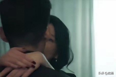 湖南，男子跟女子认识1年左右，女子就说她怀孕了，随后就要求结婚。婚后妻子隐瞒了孩子的真实身世，生下的这个孩子也是外面男人的。就这样孩子3岁了，丈夫感觉这孩子跟自己长得不像，产生怀疑后事关男人尊严，丈夫就去做了亲子鉴定，结果显示确实不存在父子关系，妻子这时才承认。男子立刻起诉，要求离婚，还要妻子赔偿1