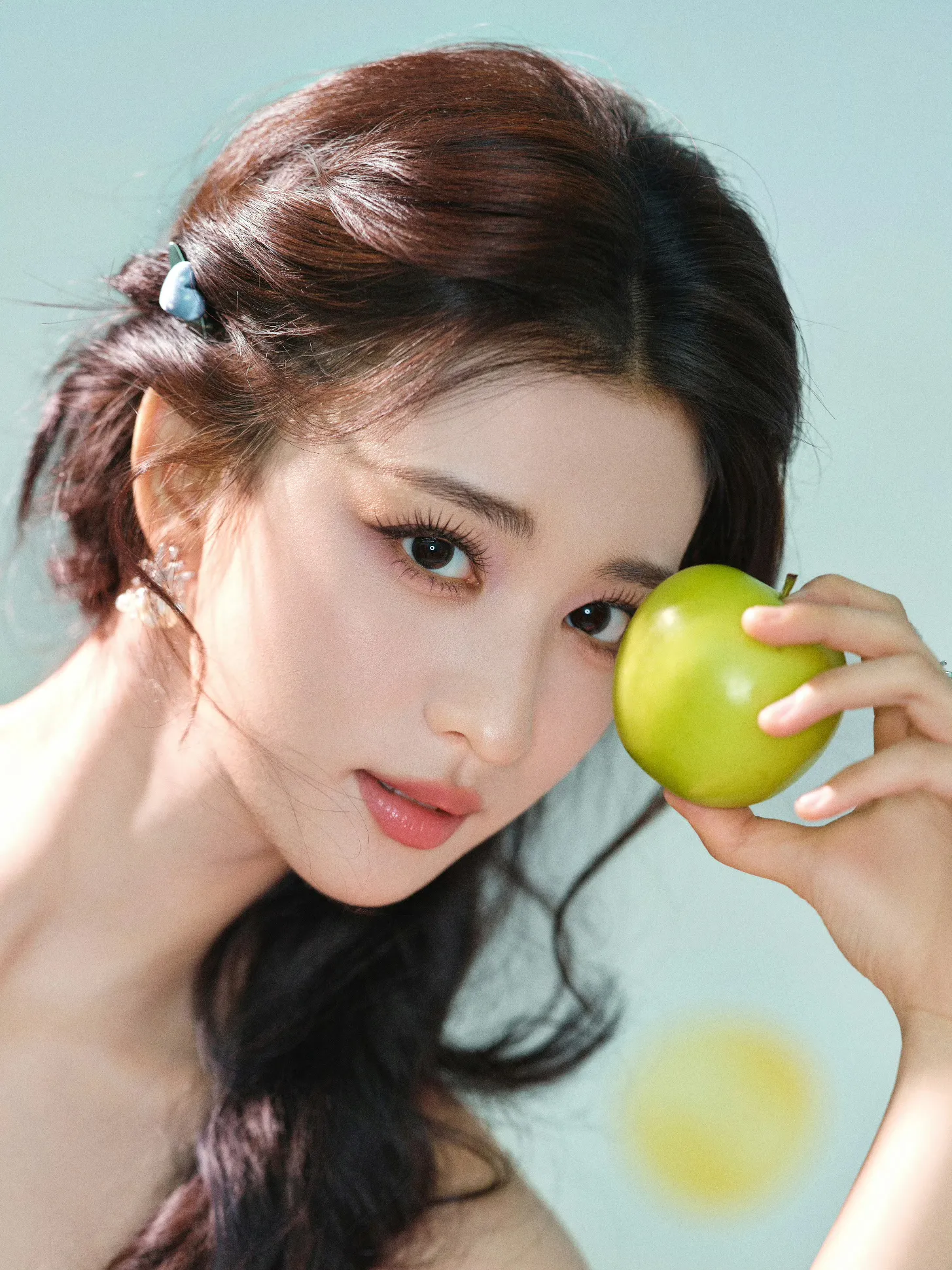 大家发现了吗？王楚然的反差感，真的藏都藏不住。
长了张标准的大女主浓颜脸，平日御姐范。当换了画风，浅纱裙配编发捧着花时温柔缱绻，举着青苹果时灵动俏皮，拿着复古电话时又娇憨软萌。能把两种风格都拿捏得死死的，甜而不腻、艳而不冷，也只有王楚然了 ，出道这么多年了，居然还能在冷艳和甜妹之间无缝切换。