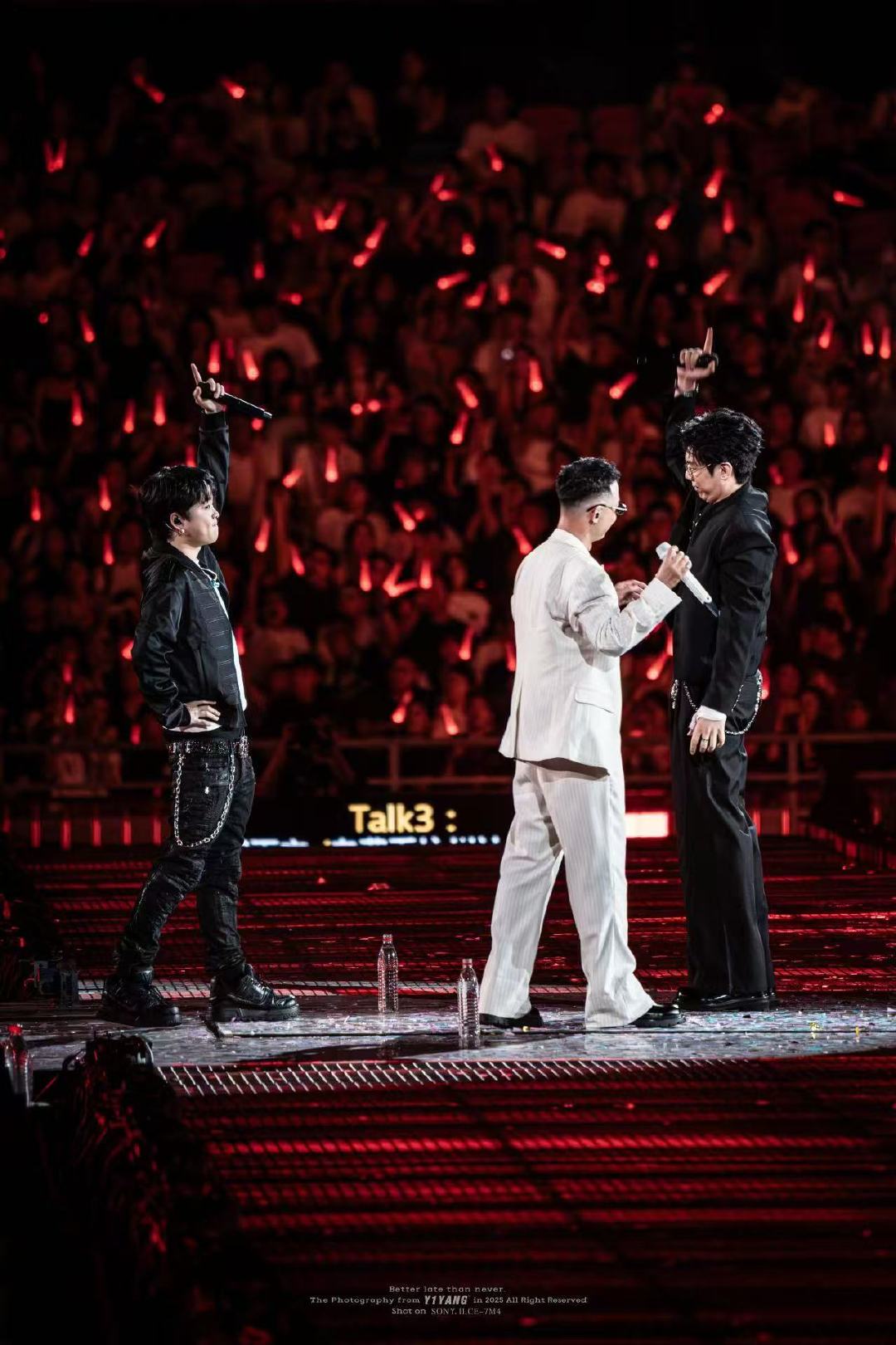 #GAI演唱会再谈歌手#长沙演唱会现场GAI唱起《故湘风》，聊起录《歌手》的往事，没想到当年节目组的伙伴就在台下。一番走心发言满是感恩，这种久别重逢的氛围感真的太戳人～ ​