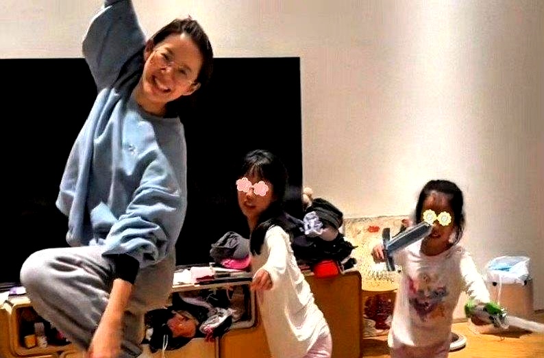 陈赫又被幸福追着跑了！
张子萱带着俩闺女把41岁的他围着打闹，他素颜出镜，肤色有点黑，裤腿还被袜子包得严严实实，标准居家老爸造型。

网友调侃：放在“女生宿舍”里恐怕只能排最后，他倒笑得最欢。

你也爱看这种被女儿拿捏的反差萌吗？