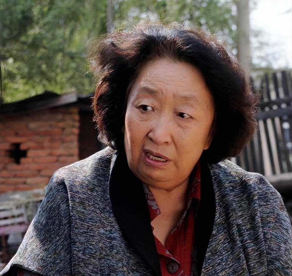 93岁彭玉走了，有人只记得牛大妈，她却把丈夫的四万块当宝贝，女儿嫁水果摊主不吭声

彭玉在2026年10月去世，活到93岁，很多人想起她演的那个东北一家人里的牛大婶，嗓门很大，说话爱唠叨，就是个典型的东北妈妈，可现实中的她，本名叫彭彧，1934年出生在哈尔滨一个铁路工人家里，17岁就上了话剧舞台，做