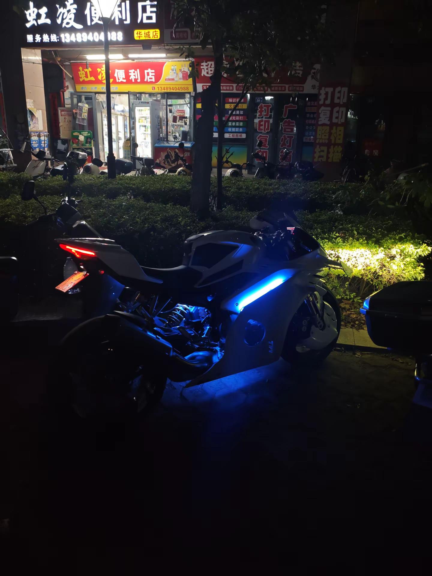 网上说两句就行了 现实见了谁不想拧两把张雪500rr 张雪机车