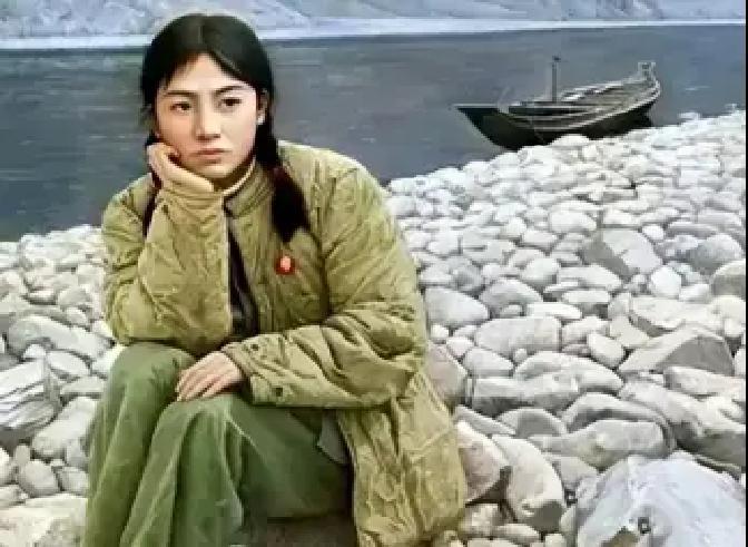 1972年，21岁知青李文忠救起一名11岁的落水女孩。然而，女孩竟认真地对他说了一句：“你别结婚，等我长大了，我就给你当媳妇儿！”
 
婚后的日子过得平实。李文忠照常备课上课，王秀芹进了市晚报当记者。当年知青点的笑话传到城里，成了熟人间的趣谈。有人问起，李文忠就笑笑：“孩子话，哪能当真。”王秀芹在一