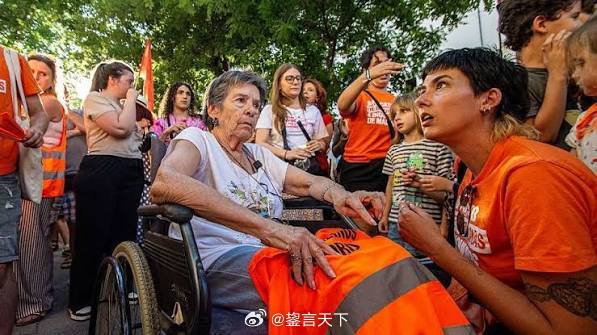 #西班牙被驱逐87岁老人有望重返住了70年的家# 

87岁的马里卡门·阿巴斯卡尔在马德里居住了约70年。上周三，她在轮椅上被强制驱逐，并被送往医院。此前法院曾3次阻止驱逐。

如今，她的律师表示，已经与房产所有方达成新的租赁协议。只要协议正式签署，阿巴斯卡尔就可以返回原来的住所，新的租金预计将 ​