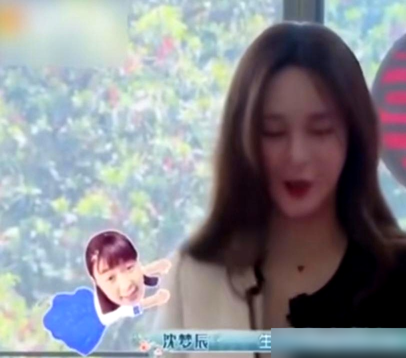 杜海涛跟妈妈长一模一样，沈梦辰彻底慌了！
最近综艺聊育儿，金靖随口调侃杜海涛丑基因太强大，直接给杜海涛整破防。
沈梦辰顺着说，自己真担心以后孩子随杜海涛的长相身材，接受不了。
翻出杜海涛和妈妈的历年同框，不管早年活动还是今年路人拍的，脸型鼻子眼睛全是复制粘贴，网友早就调侃分不清母子俩。
遗传