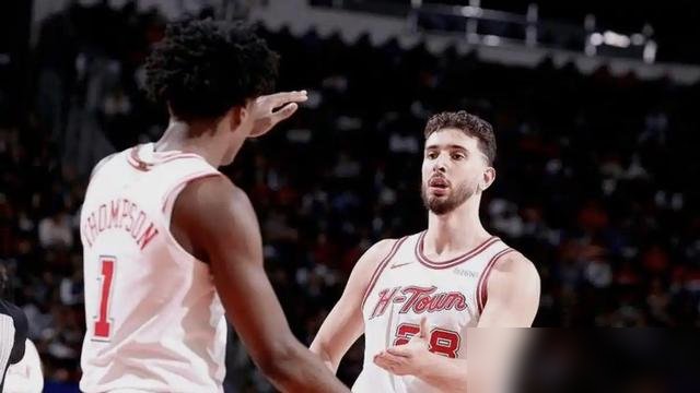 阿门这小子，把NBA的内线博弈说成了菜市场抢摊位。
季前赛大胜雷霆后，他拆解跟申京的空切连线，就一句话：谁先卡住那块地板，谁就赢。申京往篮下一杵，对面中锋必须贴上来，底角立马漏风。阿门说这就是个两难，你扑我，申京直接吃饼，你缩着，我溜后门。
这赛季他拿了5年2.08亿，总经理调查里63%的票当选